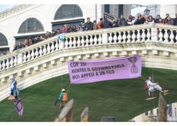 Attivisti hanno anche fatto un flash mob sul ponte Alda Merini