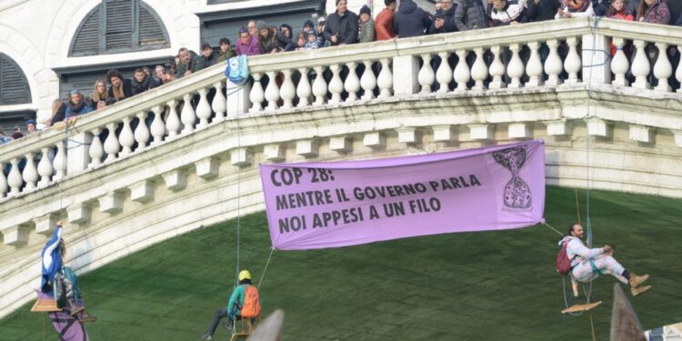 Attivisti hanno anche fatto un flash mob sul ponte Alda Merini