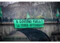 Attivisti sdraiati a centro ponti hanno bloccato circolazione