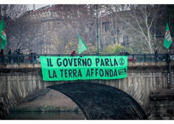 Attivisti sdraiati a centro ponti hanno bloccato circolazione