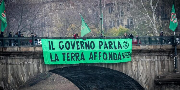 Attivisti sdraiati a centro ponti hanno bloccato circolazione