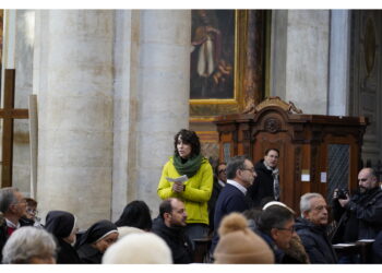 Attivisti leggono passi di Laudato sì e di Laudate Deum