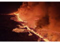 Spettacolari le immagini dei getti di lava arancione nella notte