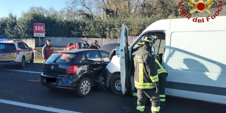 Nel tamponamento coinvolti 3 camion e 2 auto