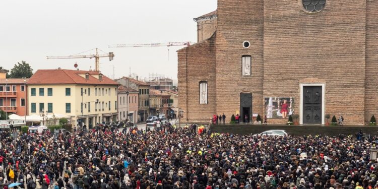 Premier alle donne: se avete paura di un uomo chiamate il 1522