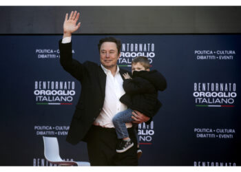 Il patron della Tesla sul palco di Atreju con uno dei figli