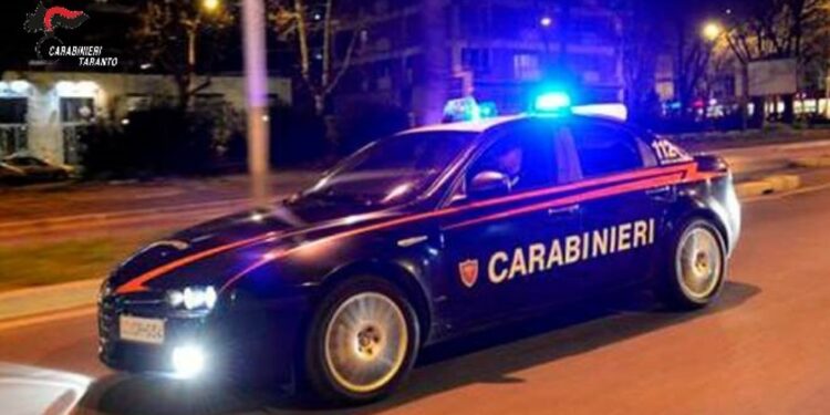 Avrebbe colpito padre per errore durante lite con altre persone