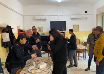 Nel centro Casa di Zaccheo agenti cucinano per i bisognosi