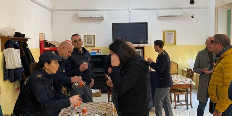 Nel centro Casa di Zaccheo agenti cucinano per i bisognosi