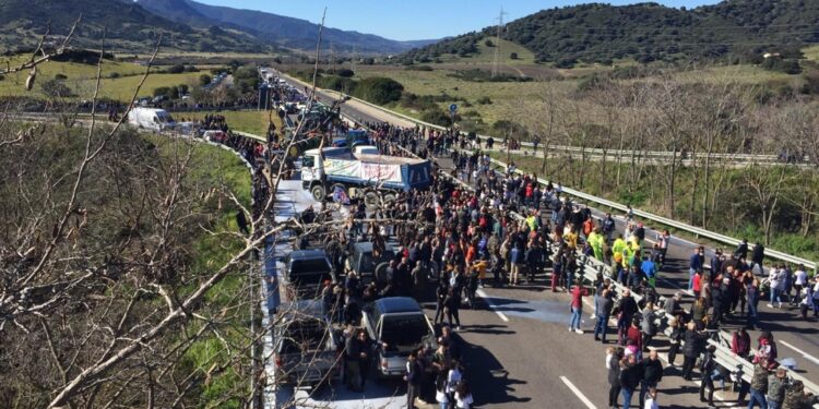 Nel 2019 avevano bloccato la strada e versato latte sull'asfalto