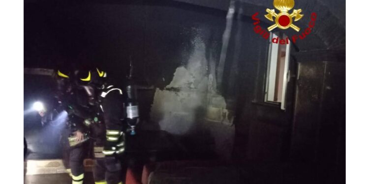 Fiamme partite dal caminetto nel seminterrato
