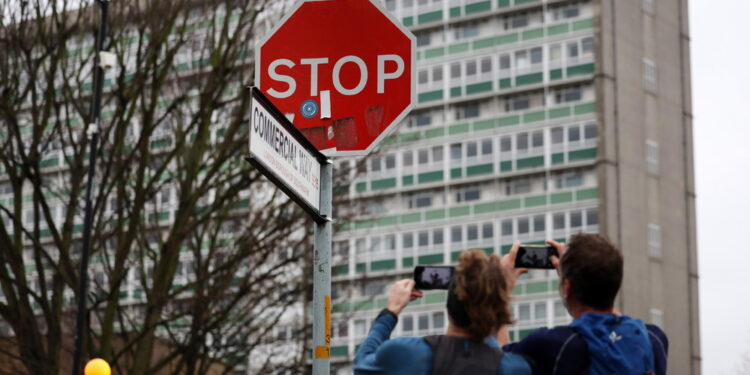 Cartello stop con droni rubato poche ore dopo la realizzazione