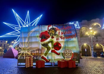 In polemica con il cambio della stella di Natale in Piazza Bra