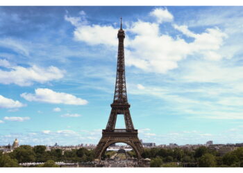 E' accaduto stasera non lontano dalla Tour Eiffel
