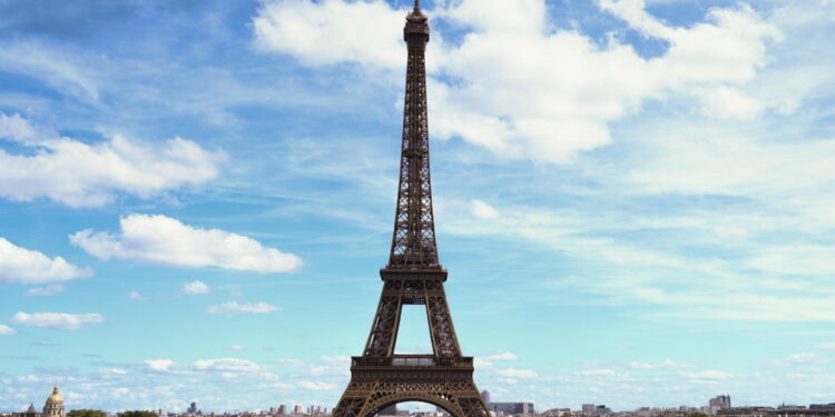 E' accaduto stasera non lontano dalla Tour Eiffel