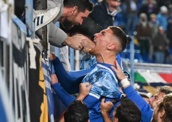 Alessandro Gabrielloni festeggia con i tifosi azzurri la rete del definitivo 2-1 (foto Roberto Colombo)