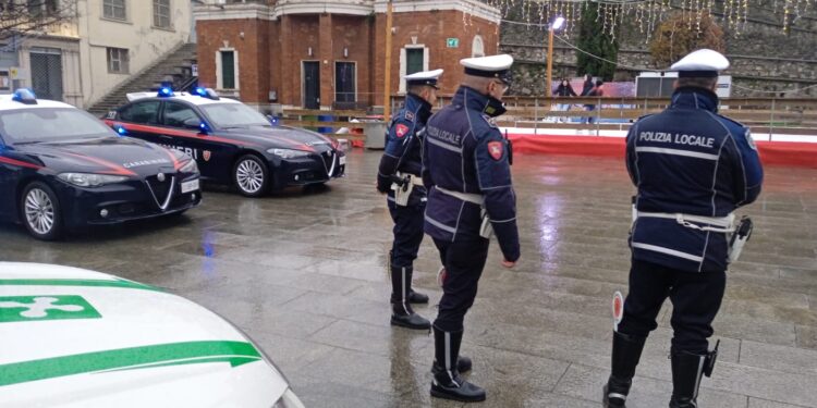 Carabinieri e polizia locale Cantù