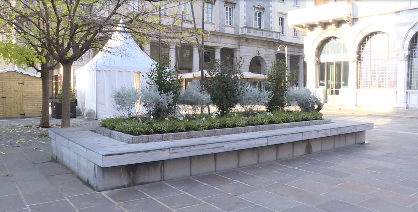 Como, Piazza Grimoldi dice addio alle fontane. Le vasche diventano due grandi fioriere