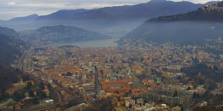 La città di Como immortalata questa mattina dalla webcam di Etv (sempre attiva sul nostro sito)
