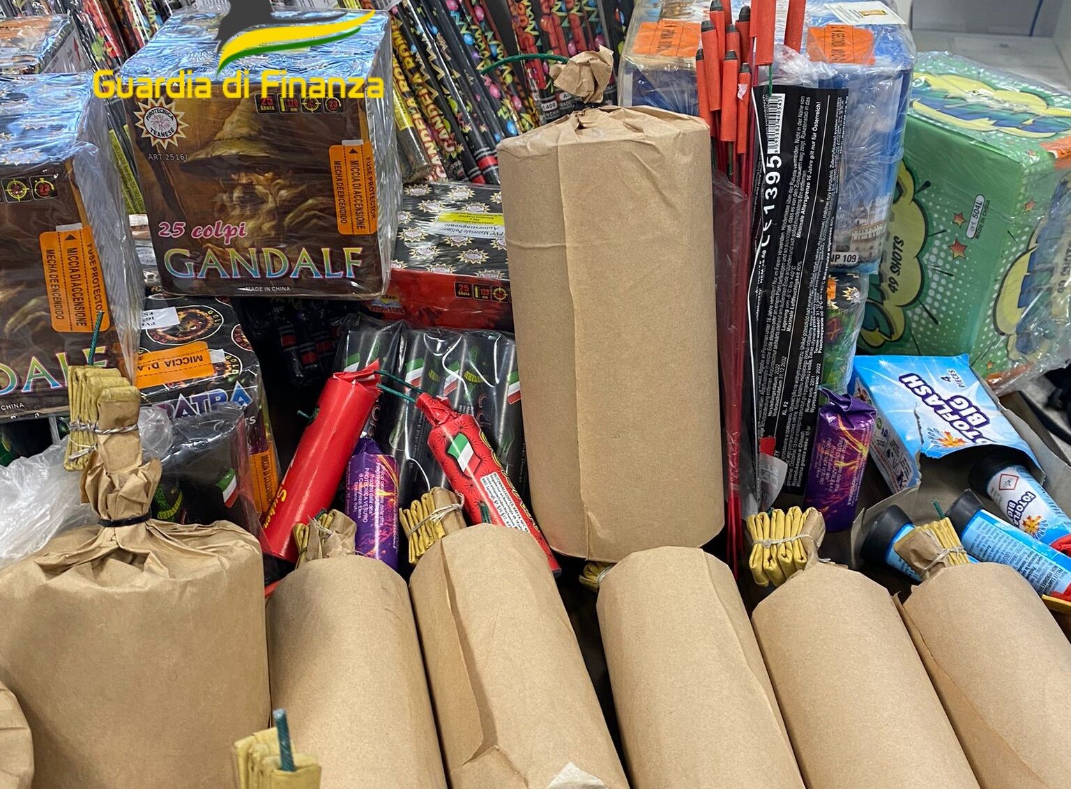 Bombe carta, bengala e petardi. Nel Comasco sequestrati cento chili di fuochi illegali dalla guardia di finanza