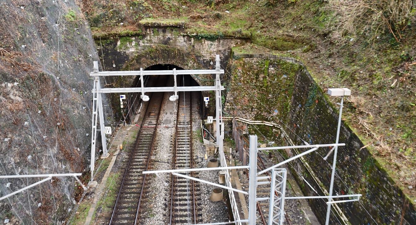 “Treno alto”. “No, galleria bassa”. Rimpallo all’italiana e i pendolari restano a piedi