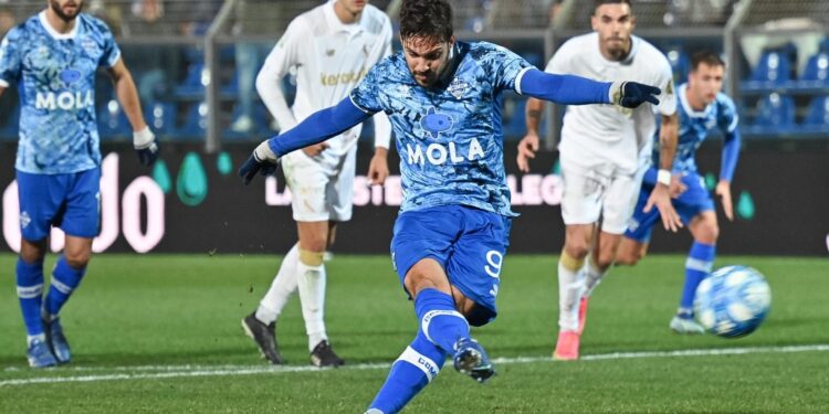 Le rete su rigore di SImone Verdi (foto Roberto Colombo)