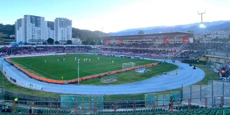 Una panoramica dello stadio di Cosenza durante la partita tra i calabresi e il Como