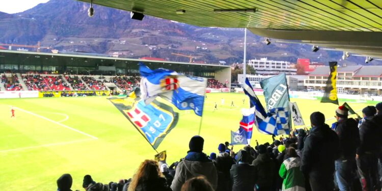 Festa per i tifosi del Como allo stadio Druso di Bolzano
