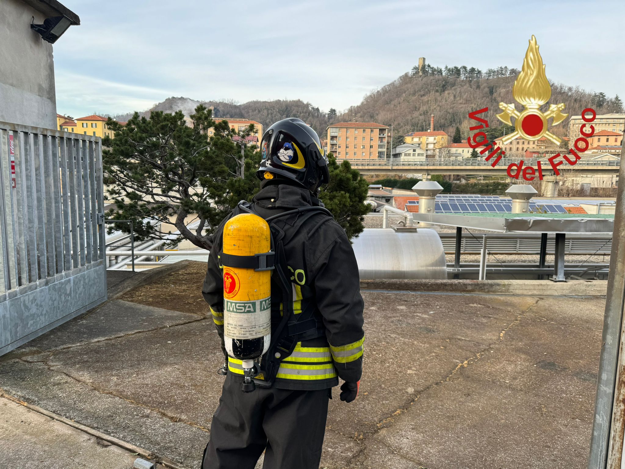 Allarme alla Tintoria Lariana, 14 intossicati per una reazione chimica. I vigili del fuoco: “Tenere chiuse le finestre”