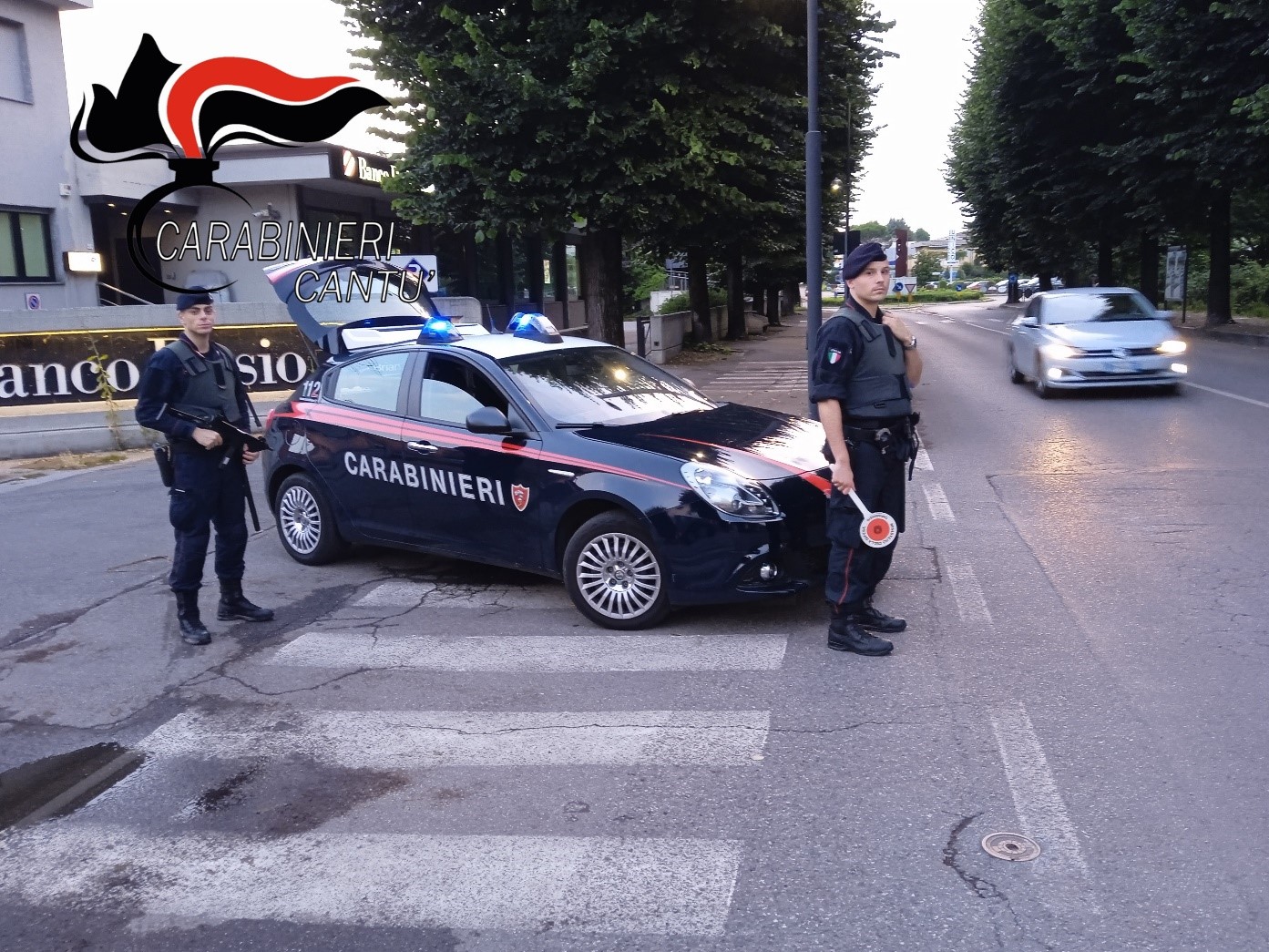 Porto abusivo di armi, maltrattamenti ed evasione dai domiciliari: due arresti e un minorenne denunciato