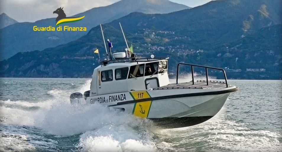 Lago di Como, i controlli della guardia di finanza sui taxi boat. Sospese due licenze