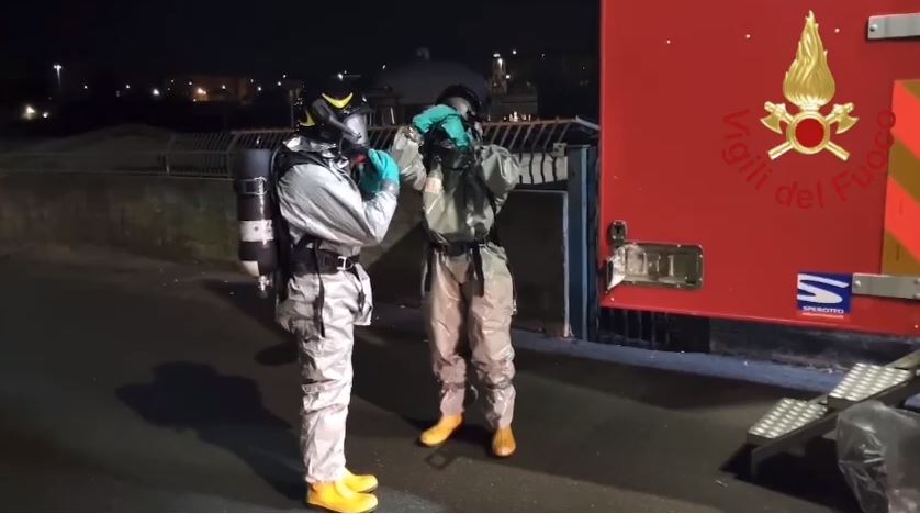 Incidente alla Tintoria Lariana, nella notte vigili del fuoco ancora a lavoro. Utilizzati 4mila litri d’acqua