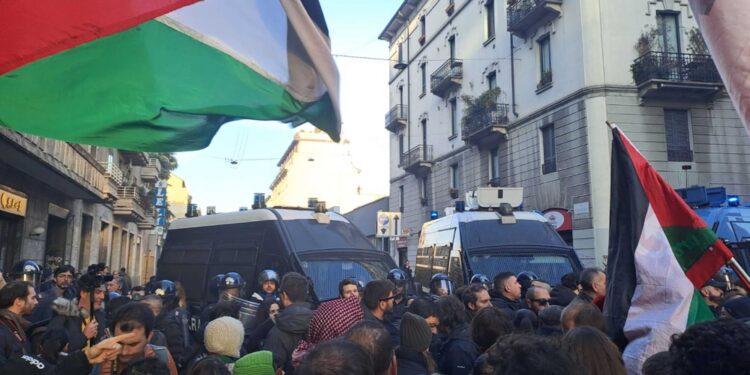 Diverse migliaia di persone arrivate in piazzale Loreto