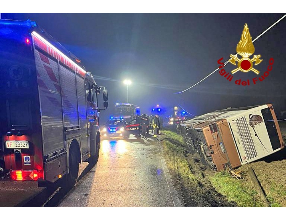 Bus finisce fuoristrada, oltre 30 feriti lievi