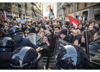 Frase al sit-in di sabato a Milano. L'Arma: 'sarà trasferito'