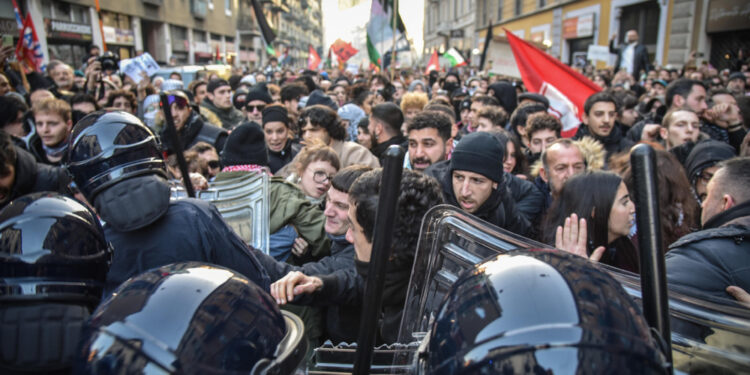 Frase al sit-in di sabato a Milano. L'Arma: 'sarà trasferito'