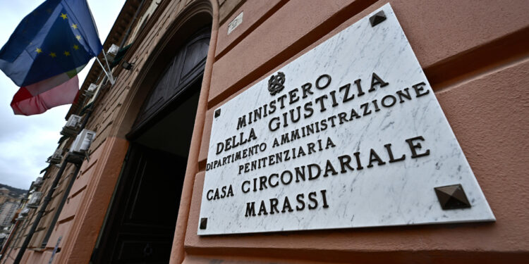 Nel tentativo di introdurla nel carcere di Genova Marassi