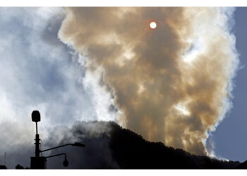 26 roghi attivi. Emergenza fumo Bogotà. Caldo e siccità record