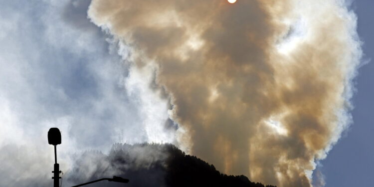 26 roghi attivi. Emergenza fumo Bogotà. Caldo e siccità record