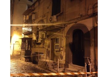 In ospedale con ustioni. Alcune persone sgomberate