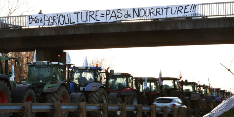 Ancora blocchi su 2 autostrade a Nîmes