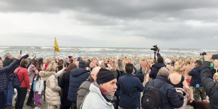 Si getta nel Tirreno con figlie e parenti insieme a 600 persone