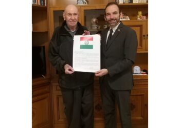 Da 33 anni aiuta gratis gli abitanti del suo quartiere