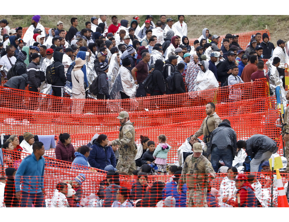 Governatore Texas fa trasferire 350 migranti a Chicago