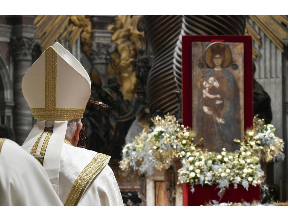 Il Papa, chi ferisce una sola donna profana Dio