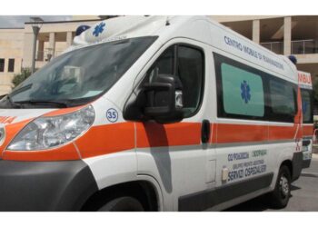 Corpo trovato ieri sul suo balcone con sciarpa Casarano al collo