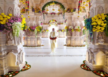 Migliaia di fedeli in coda per pregare all'altare del dio Ram