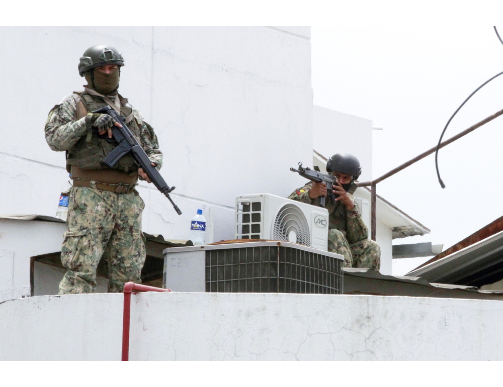 Detenuti ancora asserragliati nelle carceri