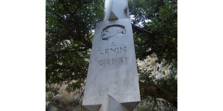 Raduno davanti al monumento scolpito da Manzù