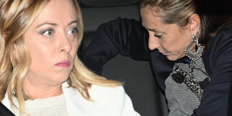A sinistra ci sono due coppie. Arianna militante da 30 anni